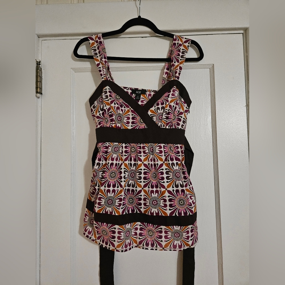 Sleeveless Top. Empire Design. Side zip with Tie in back Size Small